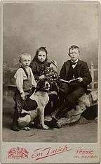 E. Dušek:  Jaroslav,  Anna a Karel Herzánovi, 1909, kabinetka